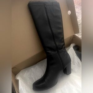 St John Bay tall women’s boots in black in 8M. NWT 2inch heel
